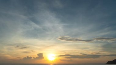 Karon Sahili Phuket 'te gün batımında zaman aşımına uğramış sarı gökyüzü. Gradyan rengi. Gökyüzü dokusu, soyut arkaplan. Gün batımı güçlü bulutlar ışık ışınları ve diğer atmosferik etkilerle birlikte..