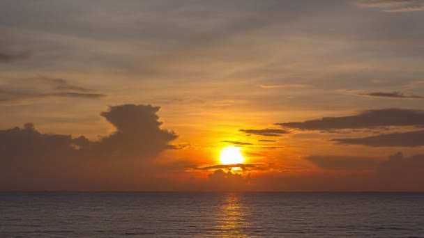 Lapso Tiempo Cielo Amarillo Puesta Sol Sobre Mar Playa Karon — Vídeo de stock