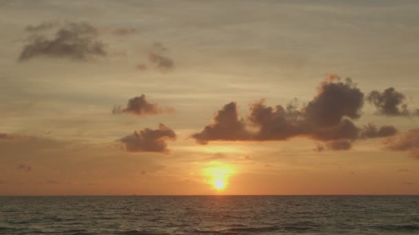 海のビデオ4Kの上の日没の黄金の空 空の背景のオレンジ色とカラフルなロマンチックな空の夕日のシーン — ストック動画