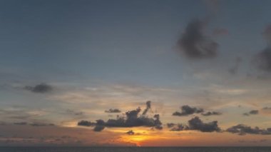 Bulutlar gün batımı videosu boyunca gökyüzünde yavaşça hareket ediyor. Doğada 4K.zaman atlaması ve seyahat kavramı. Gökyüzünde bulutlarla birlikte romantik gökyüzü günbatımı manzarası..