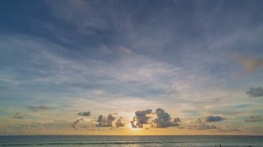 Bulutlar gün batımı videosu boyunca gökyüzünde yavaşça hareket ediyor. Doğada 4K.zaman atlaması ve seyahat kavramı. Gökyüzünde bulutlarla birlikte romantik gökyüzü günbatımı manzarası..