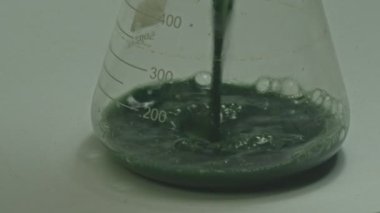 Taze yeşil küf suyunu bir kaba koy. Trichoderma mantarlarını toprakla karıştırın. Hastalıklar için bağışıklık kazanın. Bitki köklerinin büyümesini ve genişlemesini hızlandırın..