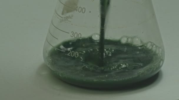Покладіть Свіжий Зелений Сік Форми Ємність Змішайте Гриби Триходерма Водою — стокове відео
