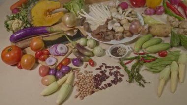 Sağlıklı vejetaryen yemek malzemeleri hazırlıyorum. Taze sebzeler, baharatlar ve farklı türde mantarlar beyaz bir masaya yerleştirilir. Sebzeler için yararlı olan sağlıklı..
