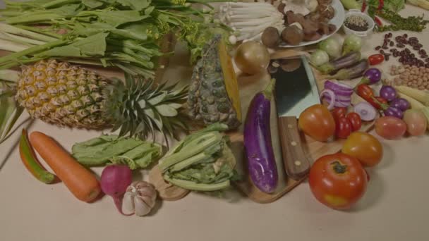 Förbereda Hälsosamma Vegetariska Matlagningsmaterial Färska Grönsaker Kryddor Och Olika Typer — Stockvideo