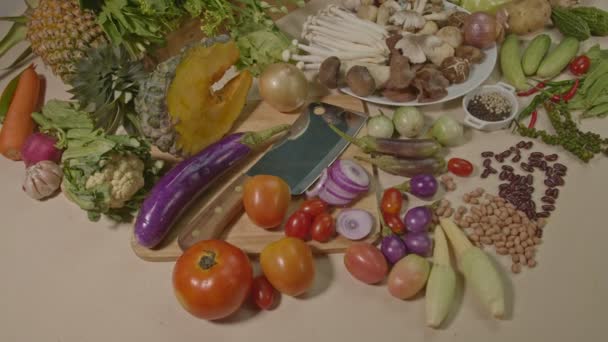 テーブルの上に様々な有機野菜を上から眺めます 白いテーブルの上に様々なカラフルな野菜 ハーブ スパイスの選択 高品質4Kビデオ — ストック動画