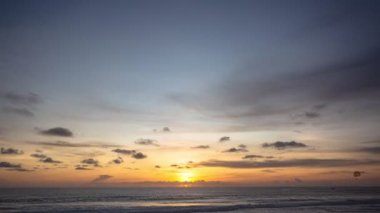 Meditasyon okyanusu ve gökyüzü arka planı. Muhteşem gün batımı ya da gündoğumu bulutlu arka plan. Zaman aşımı