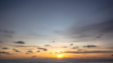 Meditasyon okyanusu ve gökyüzü arka planı. Muhteşem gün batımı ya da gündoğumu bulutlu arka plan. Zaman aşımı