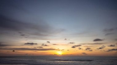  Gökyüzü ve deniz üzerinde gün batımı