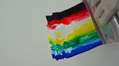 Renk teorisi annenin rengi sarı, kırmızı ve mavi. Kırmızıyla sarı turuncu olur, maviyle sarı renk yeşil olur, kırmızıyla mavi renk mor olur.