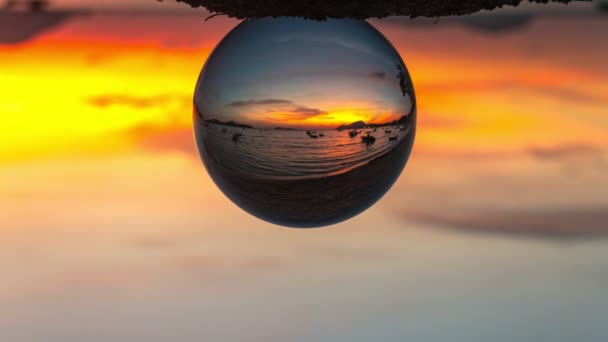 在美丽的落日下 大海和天空的自然景观是非常规的 美丽的内水晶球 一个独特而富有创意的旅行的形象 时间流逝4K视频为不寻常的旅行理念 — 图库视频影像