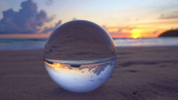 Uitzicht Prachtige Natuur Bij Zonsondergang Kristallen Ball Stunning Zonsondergang Zee — Stockvideo