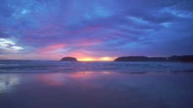  Gökyüzü ve deniz üzerinde gün batımı