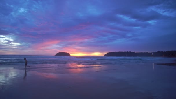 Garçon Heureux Courant Sur Plage Dans Magnifique Coucher Soleil Uhd — Video