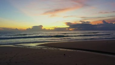 Meditasyon okyanusu ve gökyüzü arka planı. Görkemli gün batımı veya gündoğumu bulutlu arkaplan.
