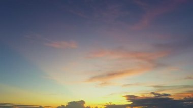  Gökyüzü ve deniz üzerinde gün batımı