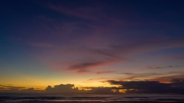 Cielo Con Puesta Sol Sobre Mar — Vídeo de stock