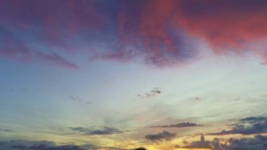 Adanın üstündeki adaların üzerindeki gökyüzü harika görünüyor.