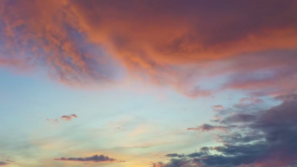 Toller Himmel Bei Sonnenaufgang Über Den Felsen Meer Wolken Ziehen — Stockvideo