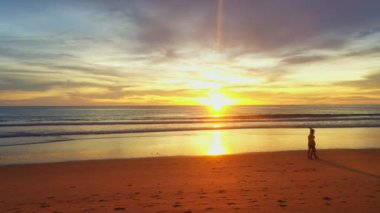 Okyanus üzerinde inanılmaz parlak gökyüzü manzarası. Hava manzarası. Deniz kenarındaki altın gökyüzü. Sunset 4k video adaları arka planında..