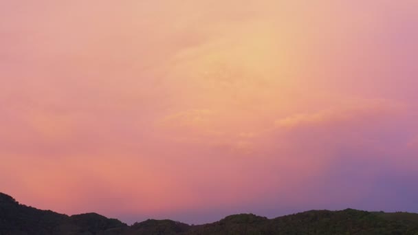 Воздушный Вид Сладкое Небо Закате Над Горным Хребтом Пляже Карон — стоковое видео
