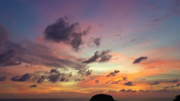 Fantastisk Himmel Soluppgången Ovanför Klipporna Vid Havet Moln Rör Sig — Stockvideo