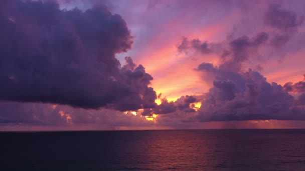 夕阳西下 紫色的云彩缓缓地在甜蜜的天空中移动 — 图库视频影像