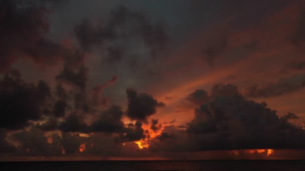 Deslumbrante Nuvem Laranja Crepúsculo Sobre Mar — Vídeo de Stock