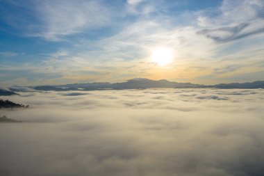 Phang Nga Vadisi 'ndeki dağın tepesinden güzel sarı gün doğumu.