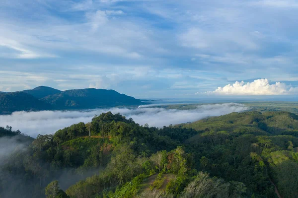 Vista Aérea Paisagem Nascer Sol Acima Montanha Floresta Tropical — Fotografia de Stock