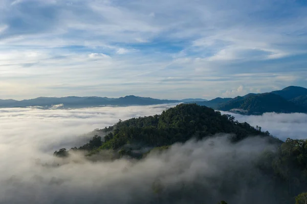 Vista Aérea Paisaje Amanecer Por Encima Montaña Selva Tropical — Foto de Stock