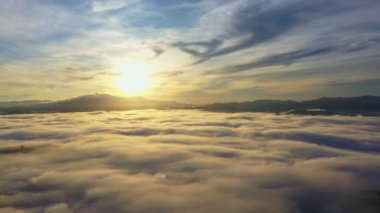 Altın ışık sislerin denizinde parlıyor