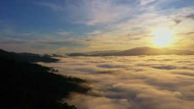 Gün doğumunda vadide sis denizi