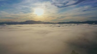 Sabah sislerin denizi dağ zirvelerini sardı.