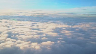 Gökyüzündeki bulut denizi hava manzarası. Uçaktaki bulutun üst katmanı. Hava sahasındaki bulutların üst katmanı. Mavi arkaplanda beyaz bulut..