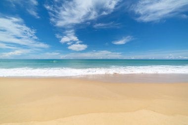 Manzara beyaz bulut mavi gökyüzü üzerinde uzun beyaz plaj