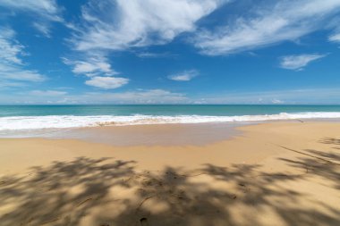 Manzara beyaz bulut mavi gökyüzü üzerinde uzun beyaz plaj