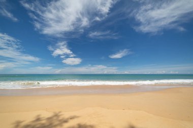 Manzara beyaz bulut mavi gökyüzü üzerinde uzun beyaz plaj