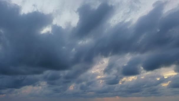 Άσπρα Σύννεφα Στον Γαλάζιο Ουρανό Πάνω Από Νησί — Αρχείο Βίντεο