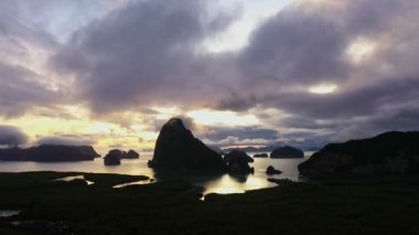 Samet Nangshe, Dağ Vadisi tepeleri ve tropikal yeşil orman ağaçları Andaman Denizi 'nde Phang Nga Körfezi Tayland' da takımadalarla gün doğumu. Doğal manzara arka planı.