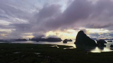 Samet Nangshe, Dağ Vadisi tepeleri ve tropikal yeşil orman ağaçları Andaman Denizi 'nde Phang Nga Körfezi Tayland' da takımadalarla gün doğumu. Doğal manzara arka planı.