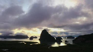 Samet Nangshe, Dağ Vadisi tepeleri ve tropikal yeşil orman ağaçları Andaman Denizi 'nde Phang Nga Körfezi Tayland' da takımadalarla gün doğumu. Doğal manzara arka planı.