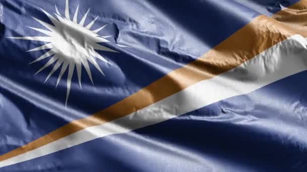 マーシャル諸島の繊維の旗は 風の輪の上でゆっくりと振っています マーシャル諸島の旗は風にゆらゆらと揺れる 繊維組織だ 完全充填の背景 20秒ループ — ストック動画