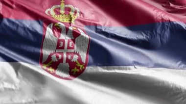 Sırbistan tekstil bayrağı rüzgar döngüsünde yavaşça dalgalanıyor. Sırp bayrağı rüzgarda hafifçe sallanıyor. Kumaş dokular. Tam dolgu arkaplanı. 20 saniye döngü. 