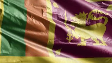 Rüzgarda dalgalanan Sri Lanka tekstil bayrağı. Sri Lanka bayrağı rüzgarda sallanıyor. Kumaş dokular. Tam dolgu arkaplanı. 10 saniye döngü. 