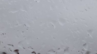 Yağmur suyu pencereye düştükten sonra. Makro, kapat..