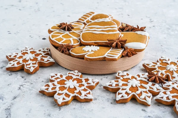 Gingerbread cookies in the form of snowflakes — Stock Photo, Image