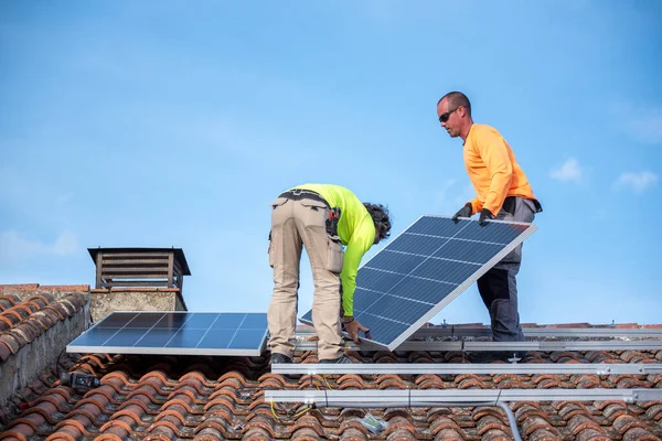Střecha Dvěma Lidmi Instalovat Solární Panely Modré Nebe Bílými Mraky Royalty Free Stock Obrázky