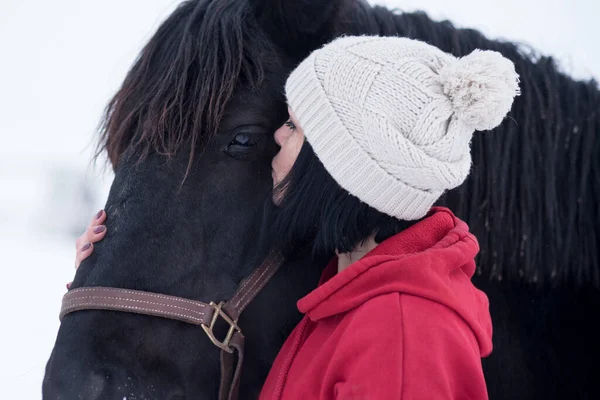 Ragazza Sta Con Cavallo Nero Nella Neve — Foto Stock