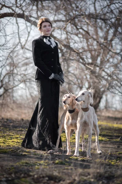 Eski Tarz Giyinmiş Genç Bir Kadın Köpeklerle Birlikte Doğada Duruyor — Stok fotoğraf